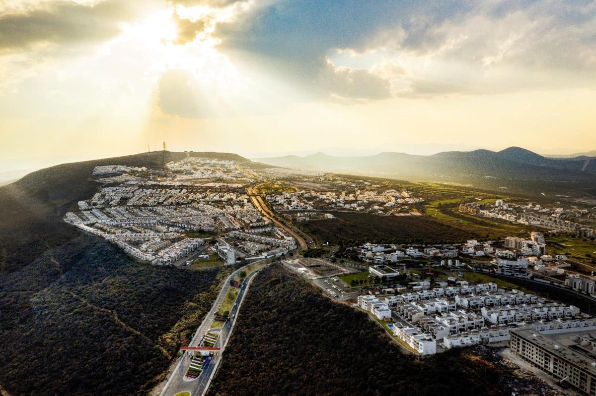 Vista aérea al atardecer de Zibatá y la zona donde se ubica NÓURA, Querétaro
